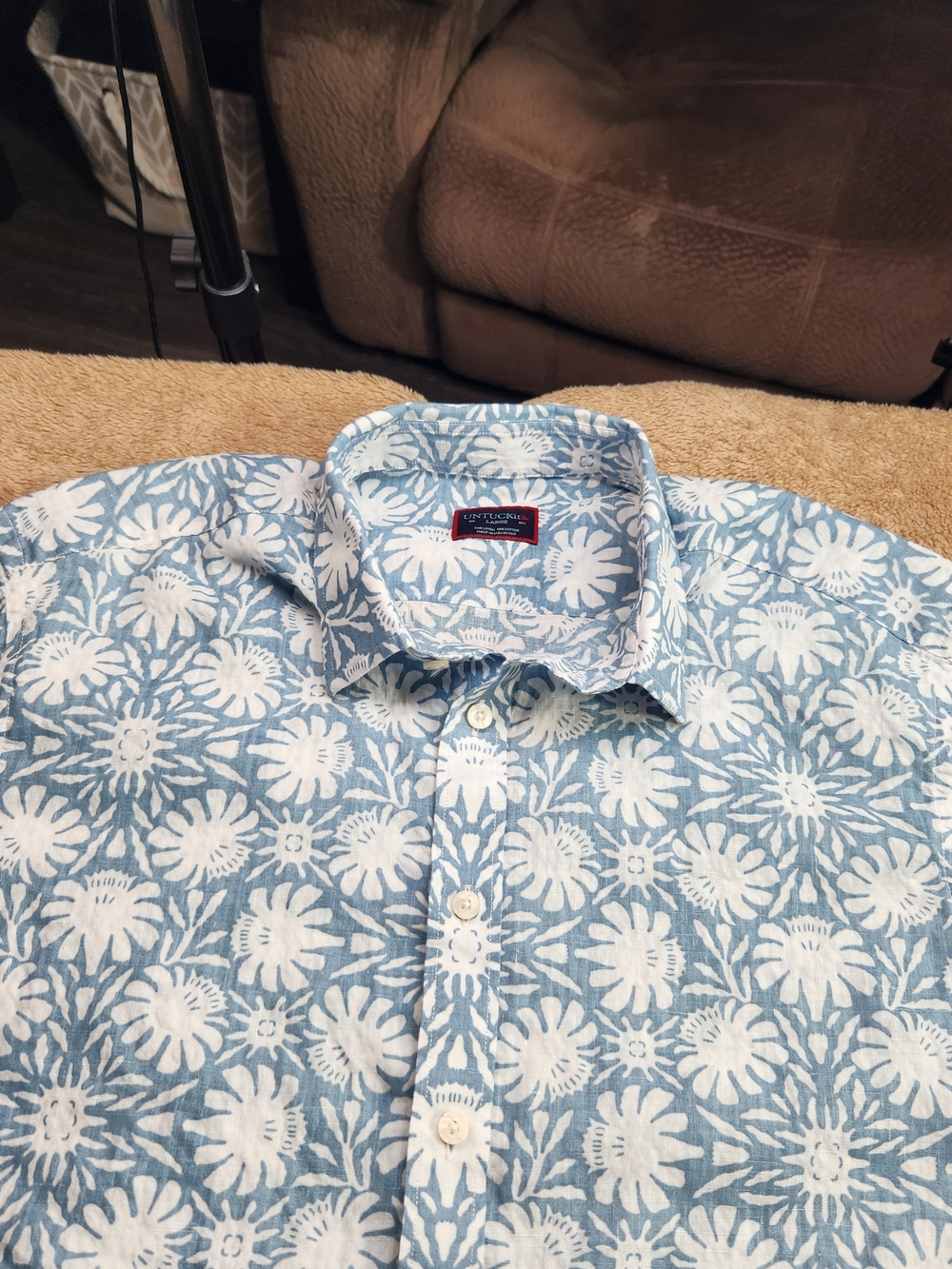 UNTUCKit Light Blue and White Floral Button-Down Shirt Size Large.